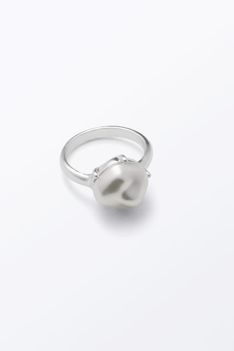 Ring med pärla