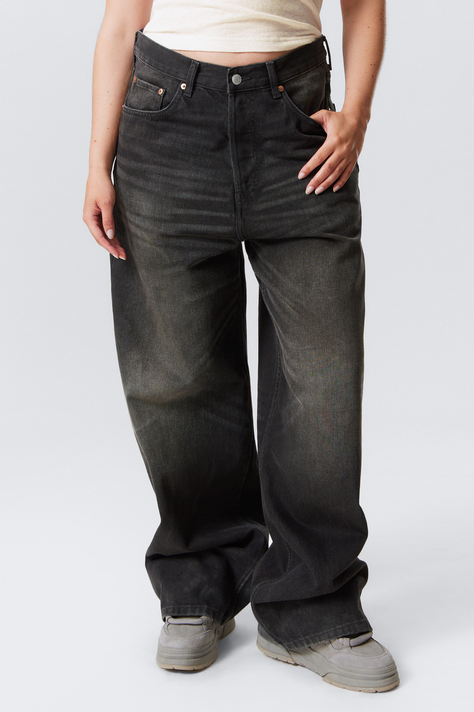 パンツ WEEKDAY ASTRO LOOSE BAGGY LEG JEANS astro loose baggy leg jeans - Tuned Black - Black | Weekday WW
