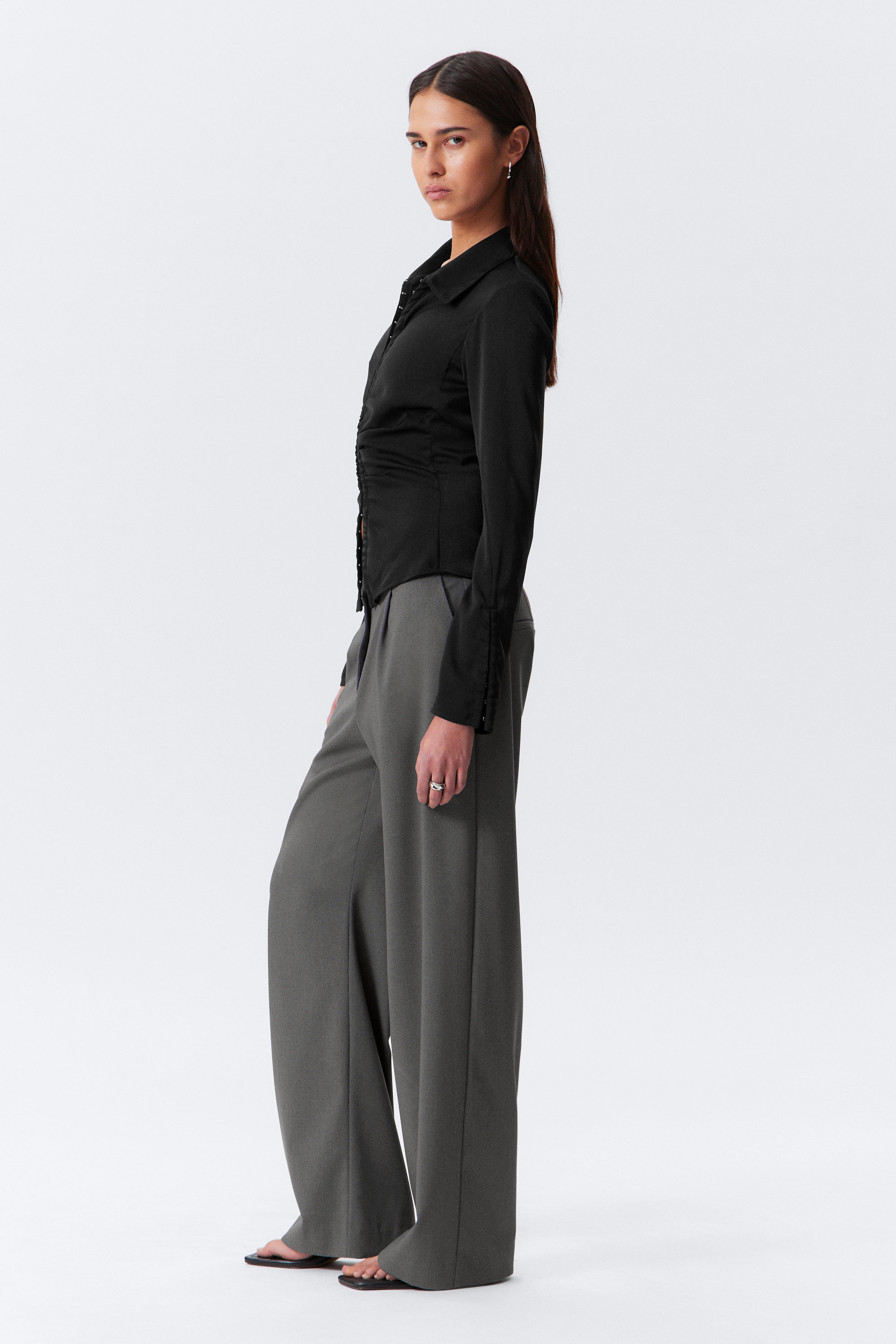 relaxed mid rise pleated suiting trousers - Black | Weekday WW