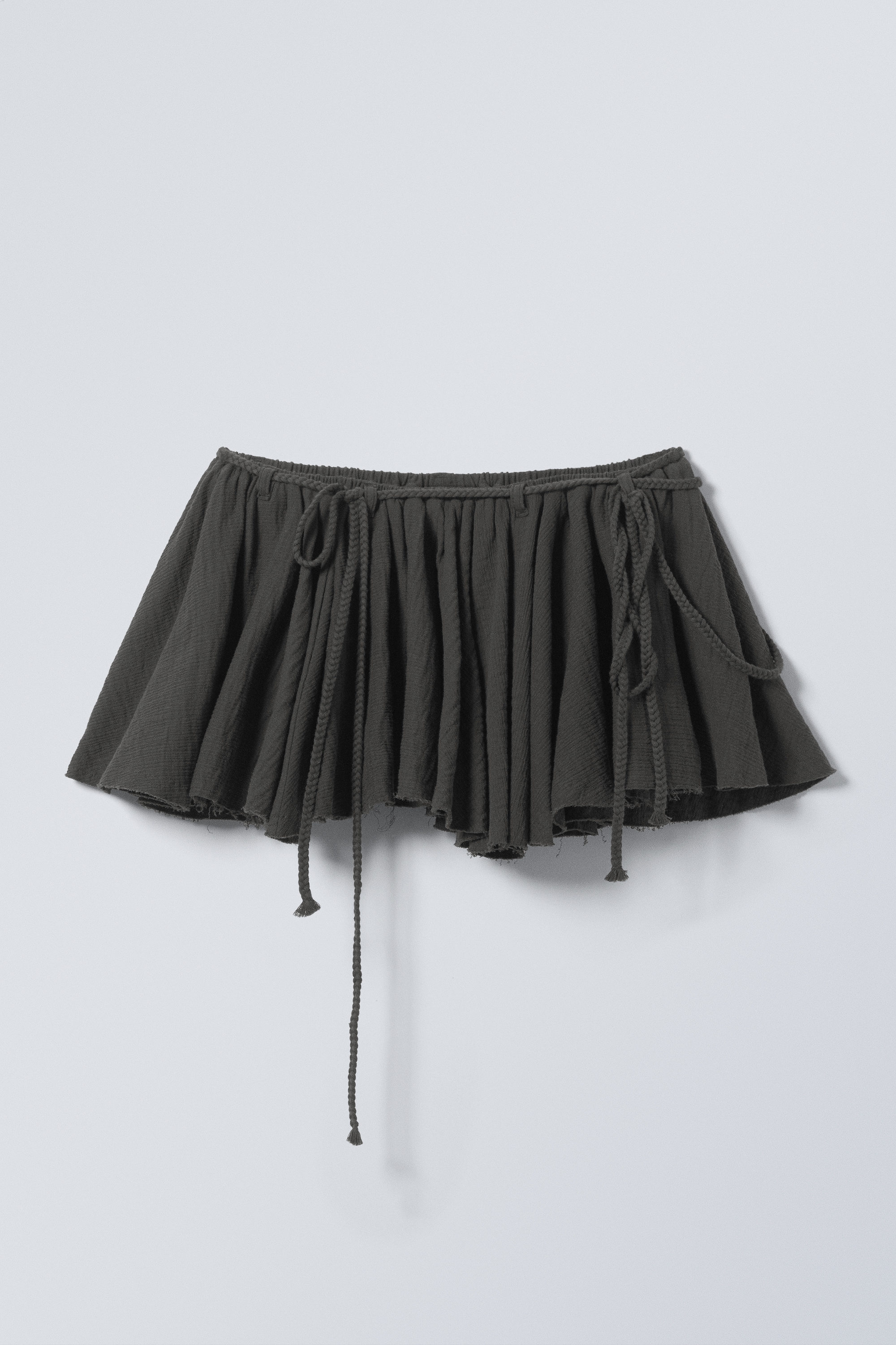 flared low rise pleated mini skirt - Mørkegrå | Weekday NO