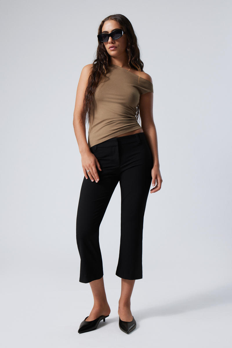 Weekday slim-fit regular waist capri trousers made from recycled polyester and viscose enhanced with a touch of elastane for added comfort. They have a zip fly with hook and bar closure, fake back pockets, darts at the seat, and falls just above the ankle.