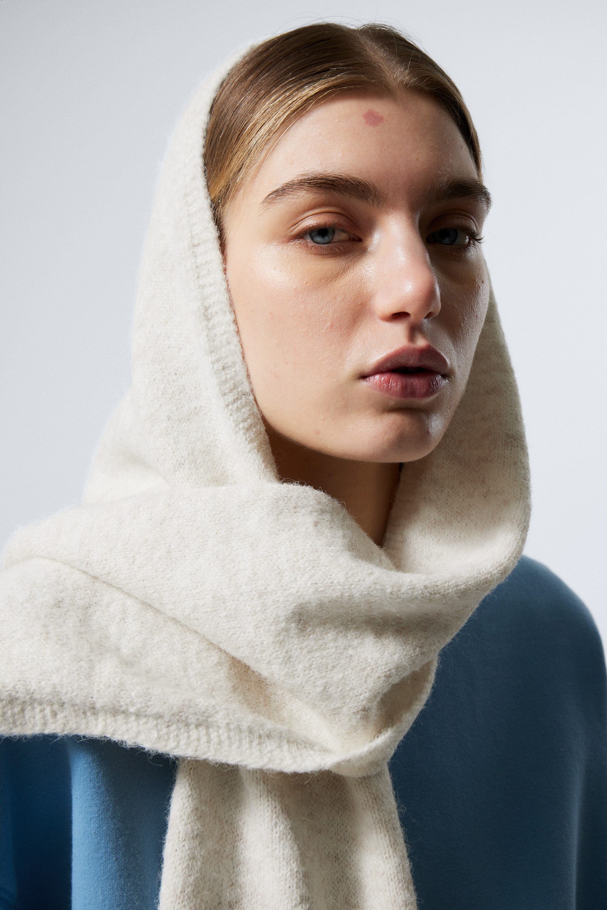 hood scarf - Dusty White | Weekday GB