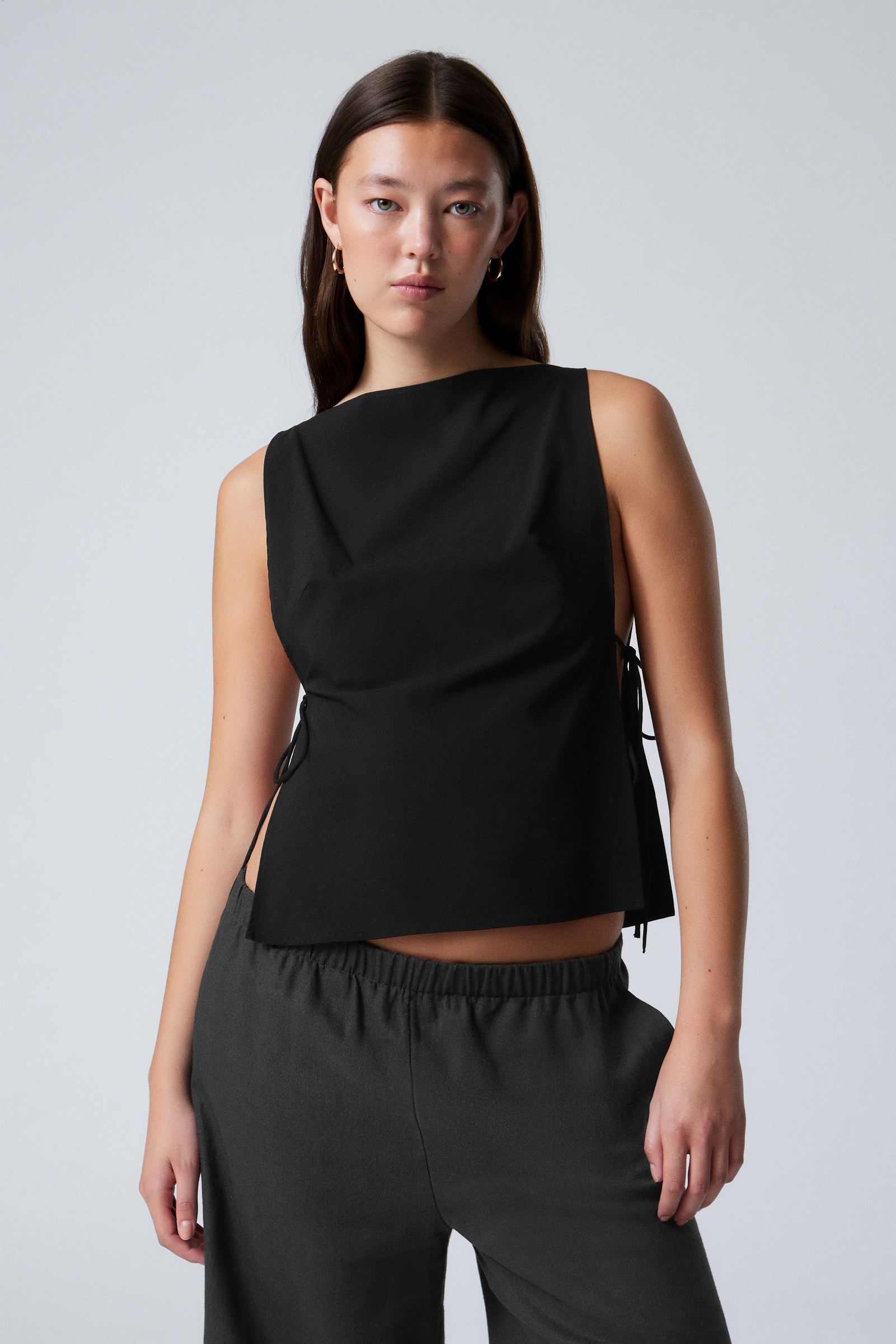 Black - Sleeveless Boat-Neck Tie Top - 0