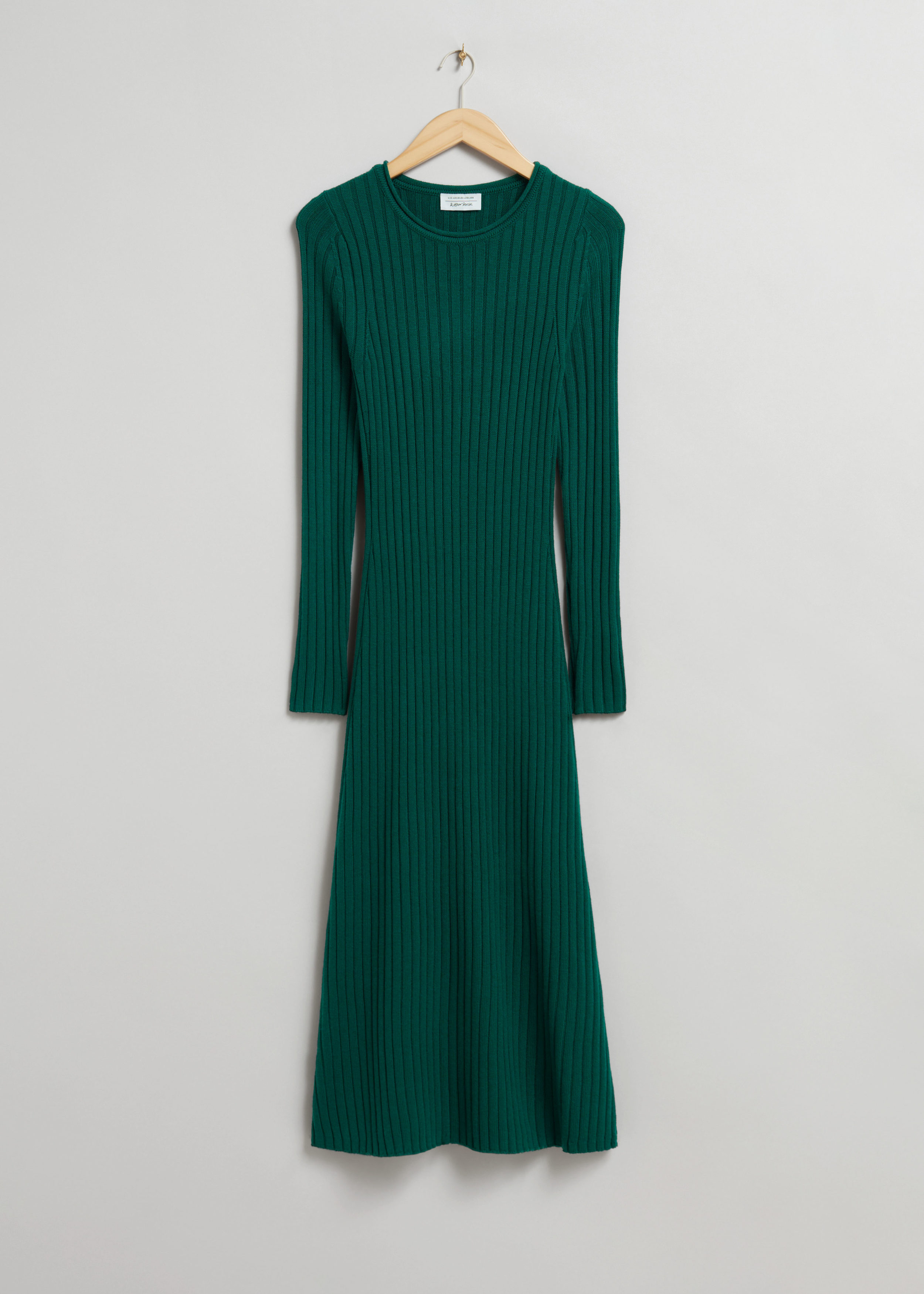 Abito midi svasato con lavorazione a coste