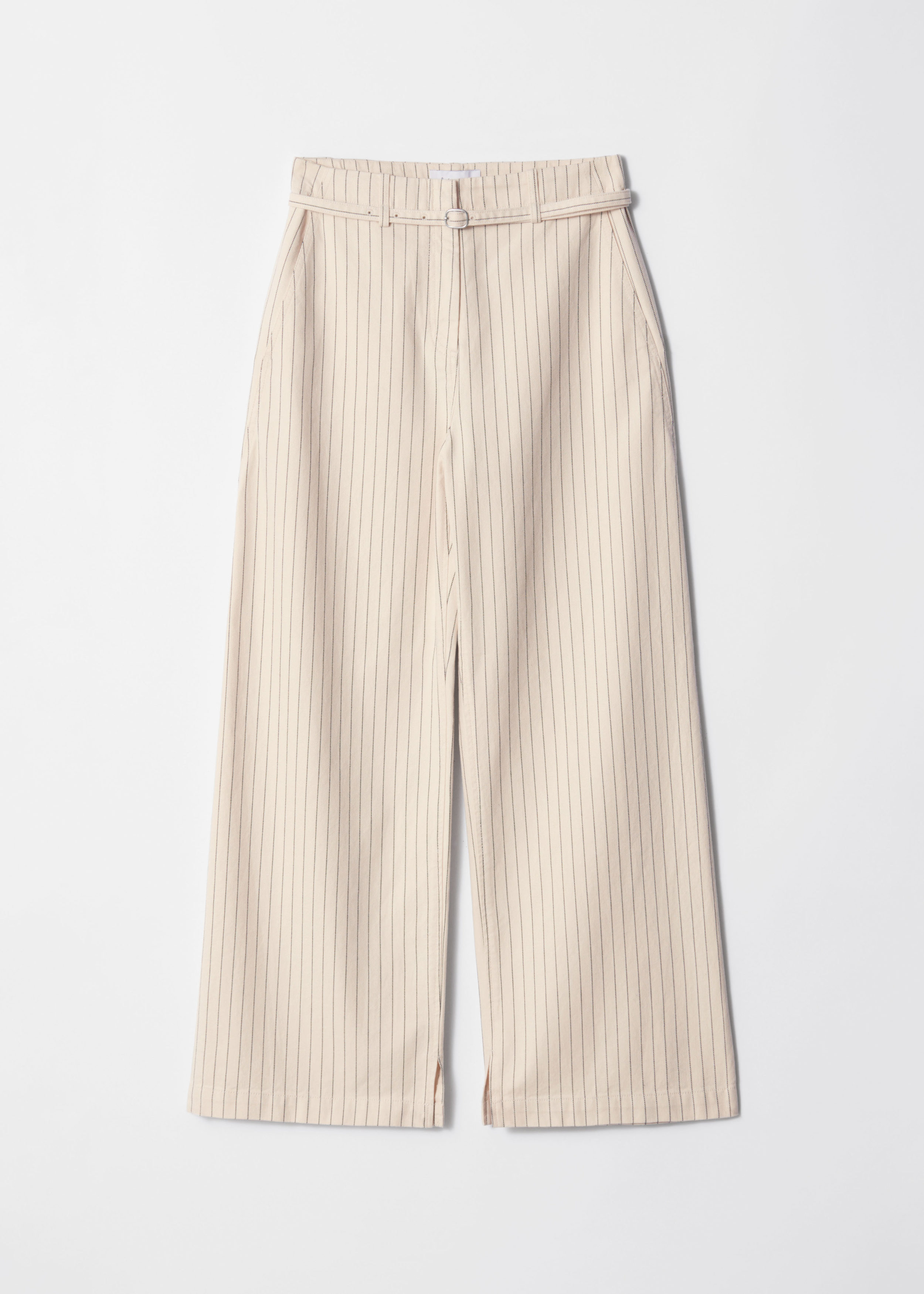 Pantalon avec une ceinture à boucle