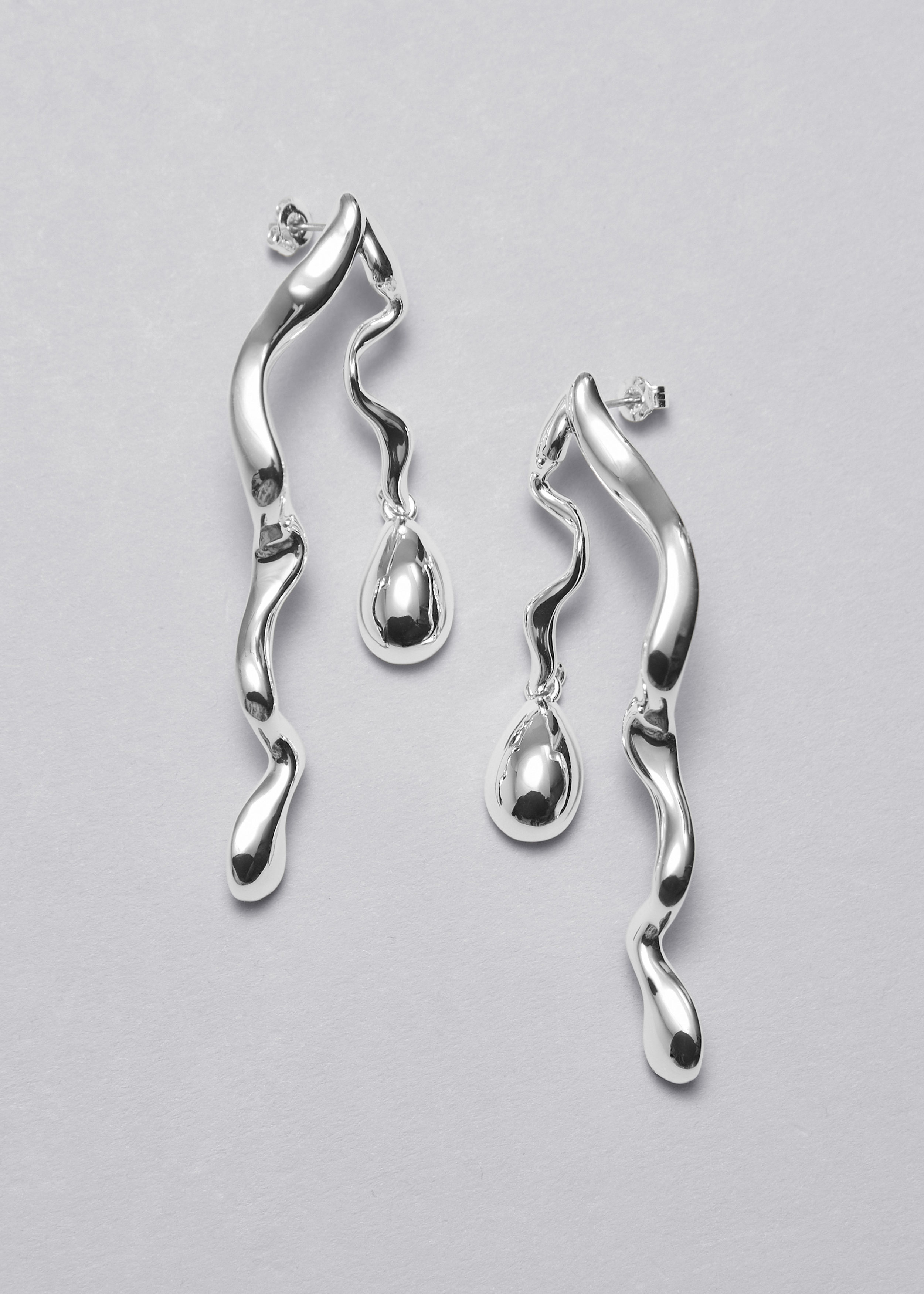 Orecchini pendenti lunghi a goccia in argento sterling, design minimalista con gancio lungo. - Italia