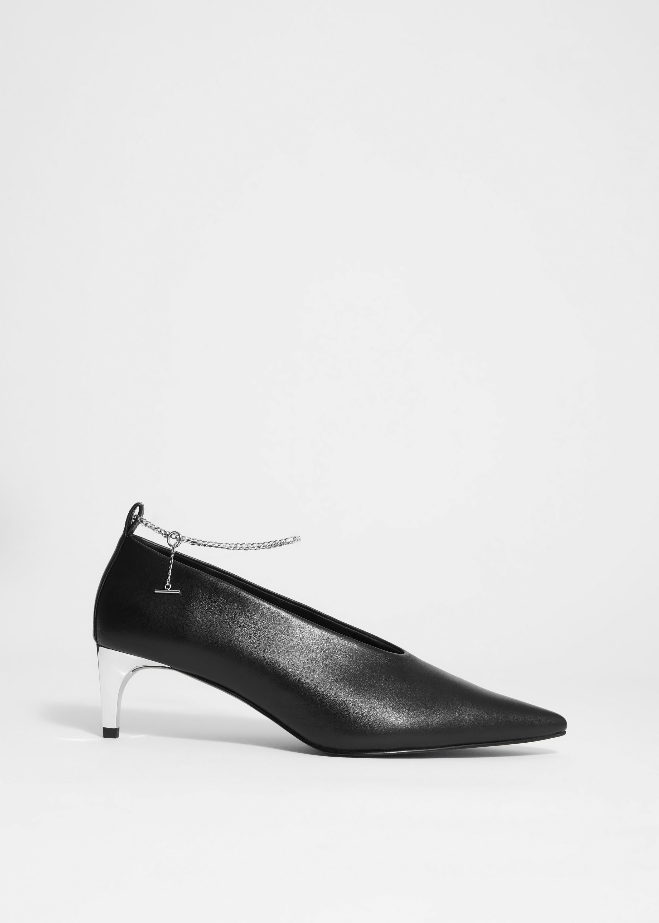 Escarpins ornés de chaînes