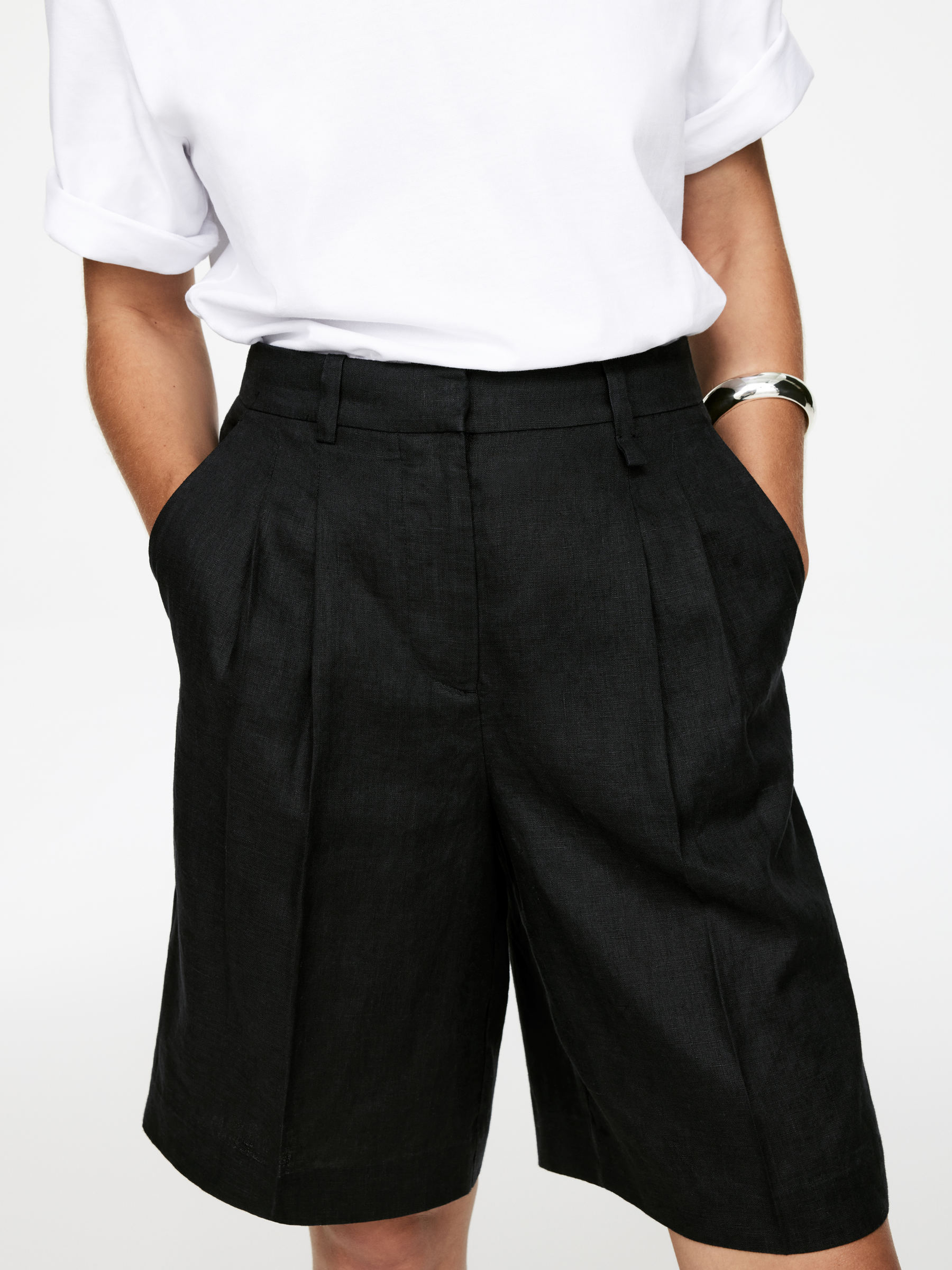 Linen Shorts - Black - Relaxed fit - Women - StillMedia/Lookbook - 4