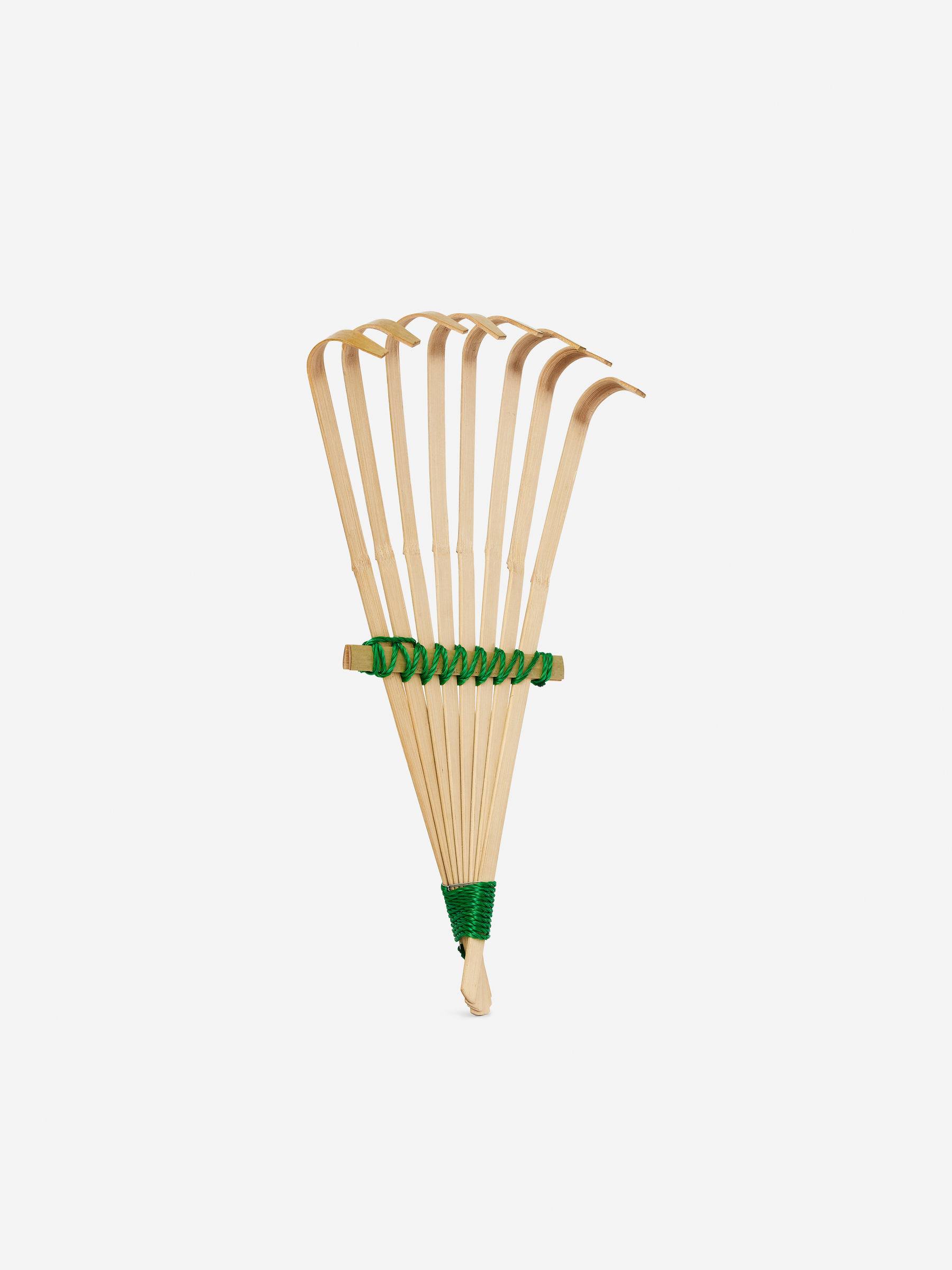 Niwaki Higurashi Bamboo Hand Rake - Beige/Green - Homeware - StillMedia/DescriptiveStillLife - 1