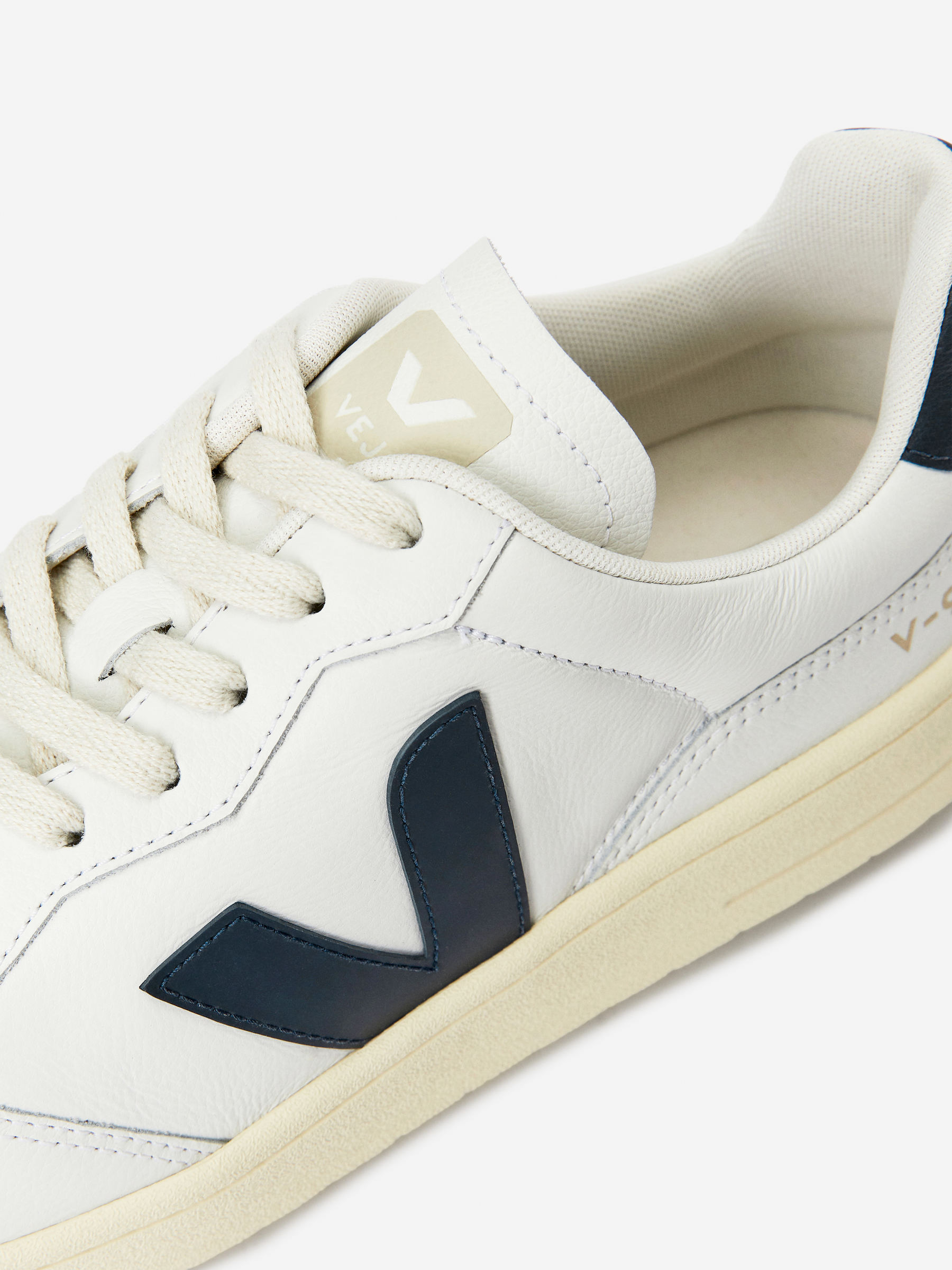 Sneaker V-90 von Veja - Weiß/Dunkelblau - Herren - StillMedia/DescriptiveDetail - 2