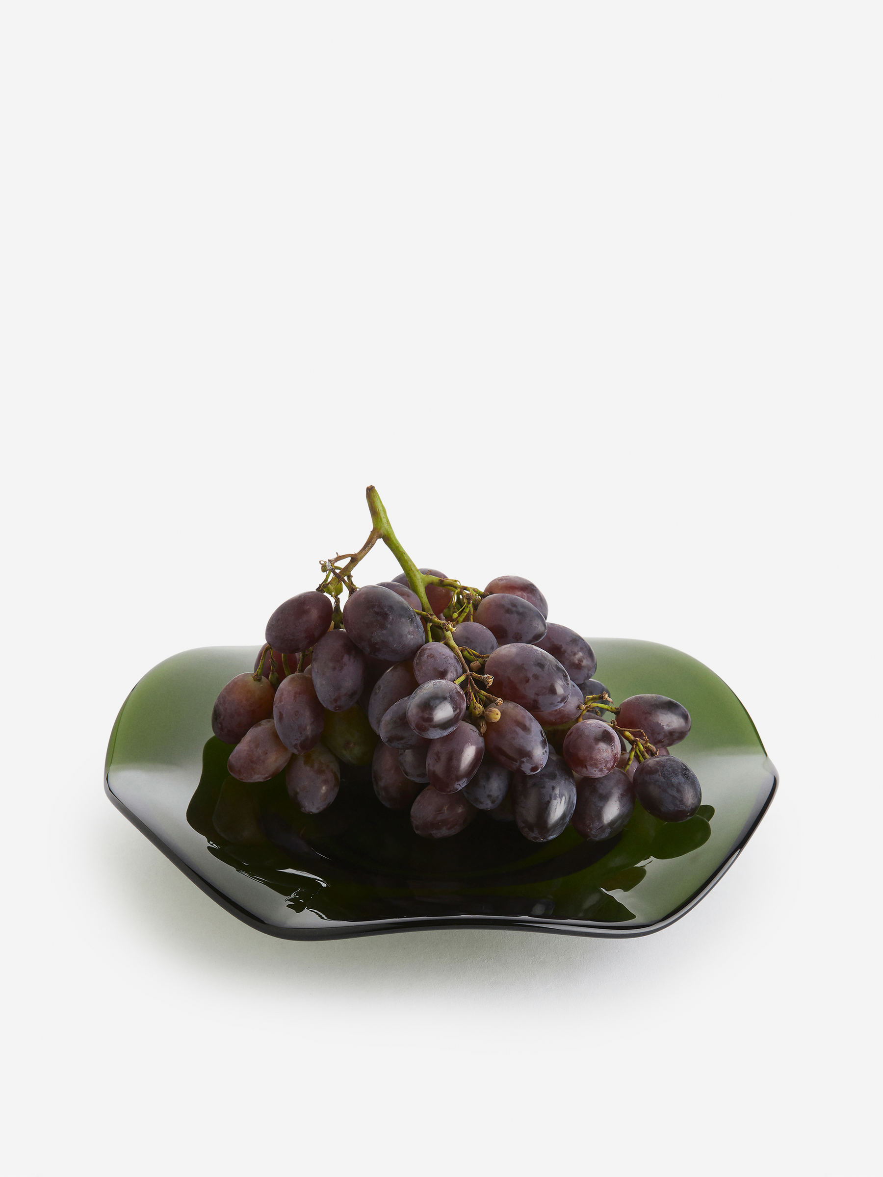 Vågigt glasfat 27 cm - Grön - Homeware - StillMedia/DescriptiveStillLife - 1