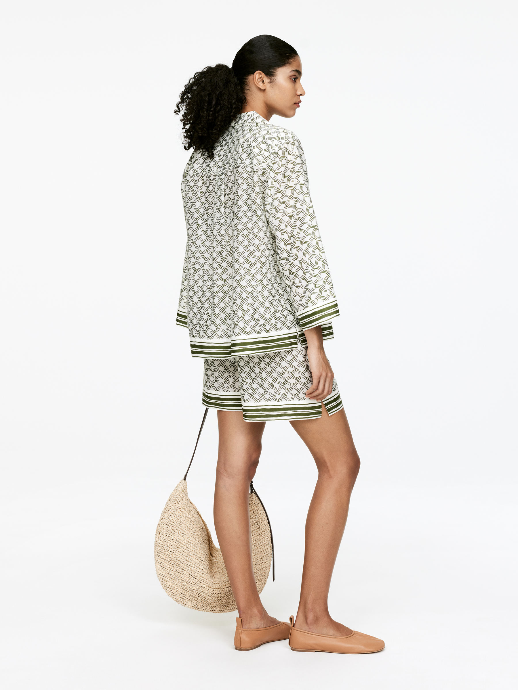 Printed Shorts - Off White/Dark Green - Regular fit - Women - StillMedia/Lookbook - 3