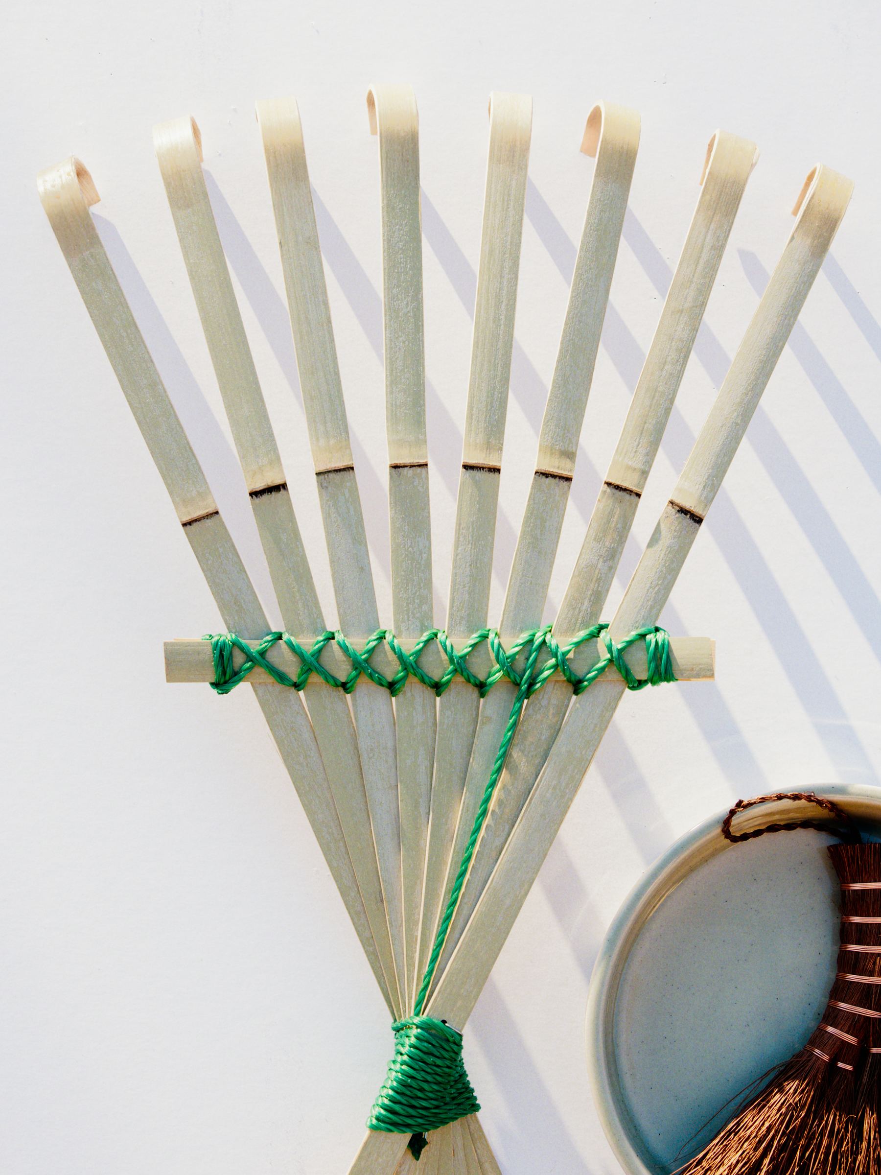 Niwaki Higurashi Bamboo Hand Rake - Beige/Green - Homeware - StillMedia/Environmental - 1