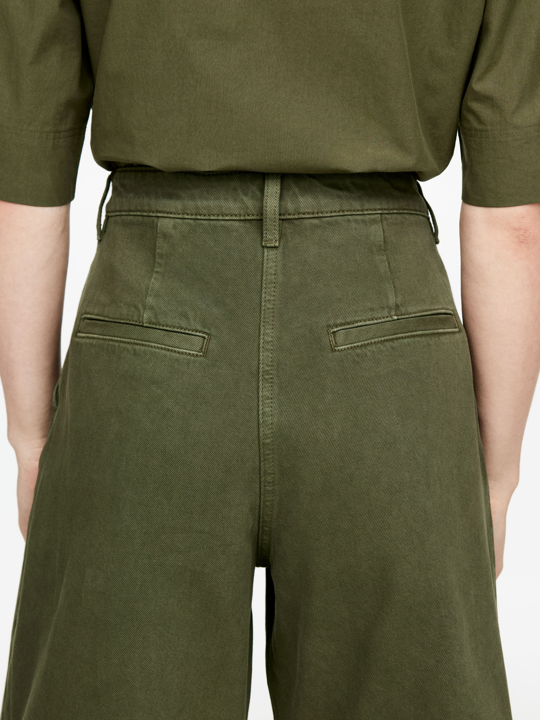 Pleated Shorts - Khaki Green - Relaxed fit - Women - StillMedia/Lookbook - 3