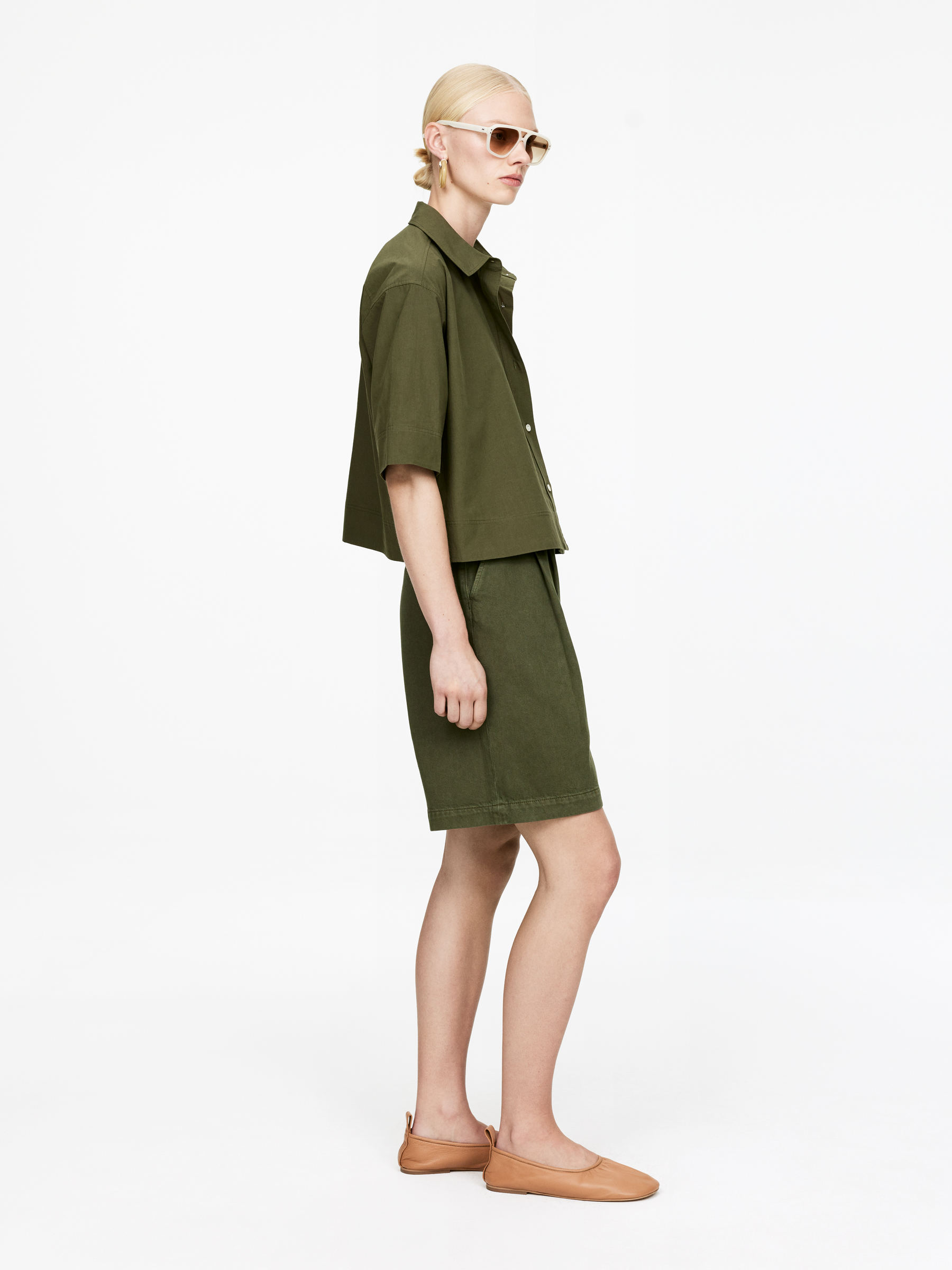 Pleated Shorts - Khaki Green - Relaxed fit - Women - StillMedia/Lookbook - 4