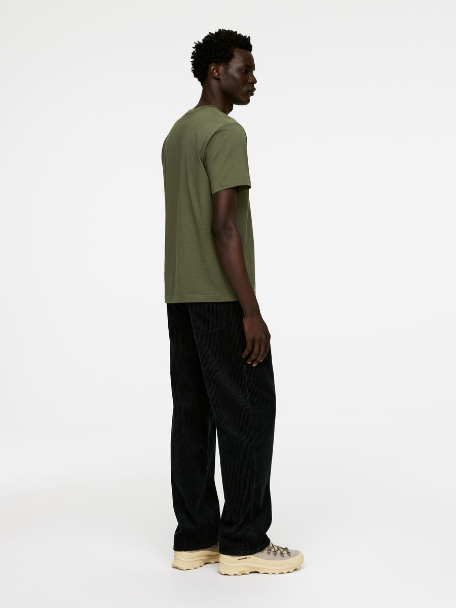 Black t shirt green pants online