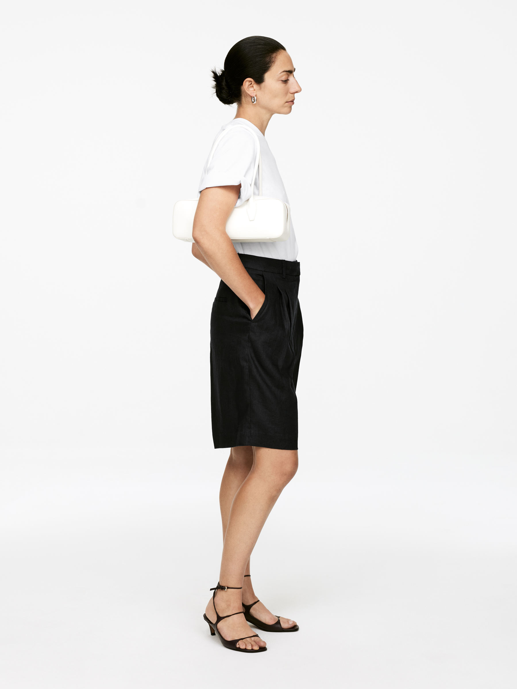 Linen Shorts - Black - Relaxed fit - Women - StillMedia/Lookbook - 5