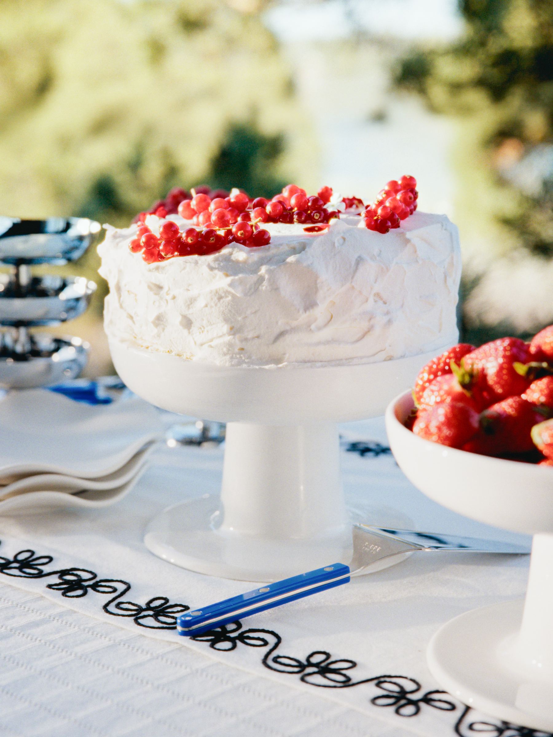 Raised Serving Bowl 22 cm - White - Homeware - StillMedia/Environmental - 1