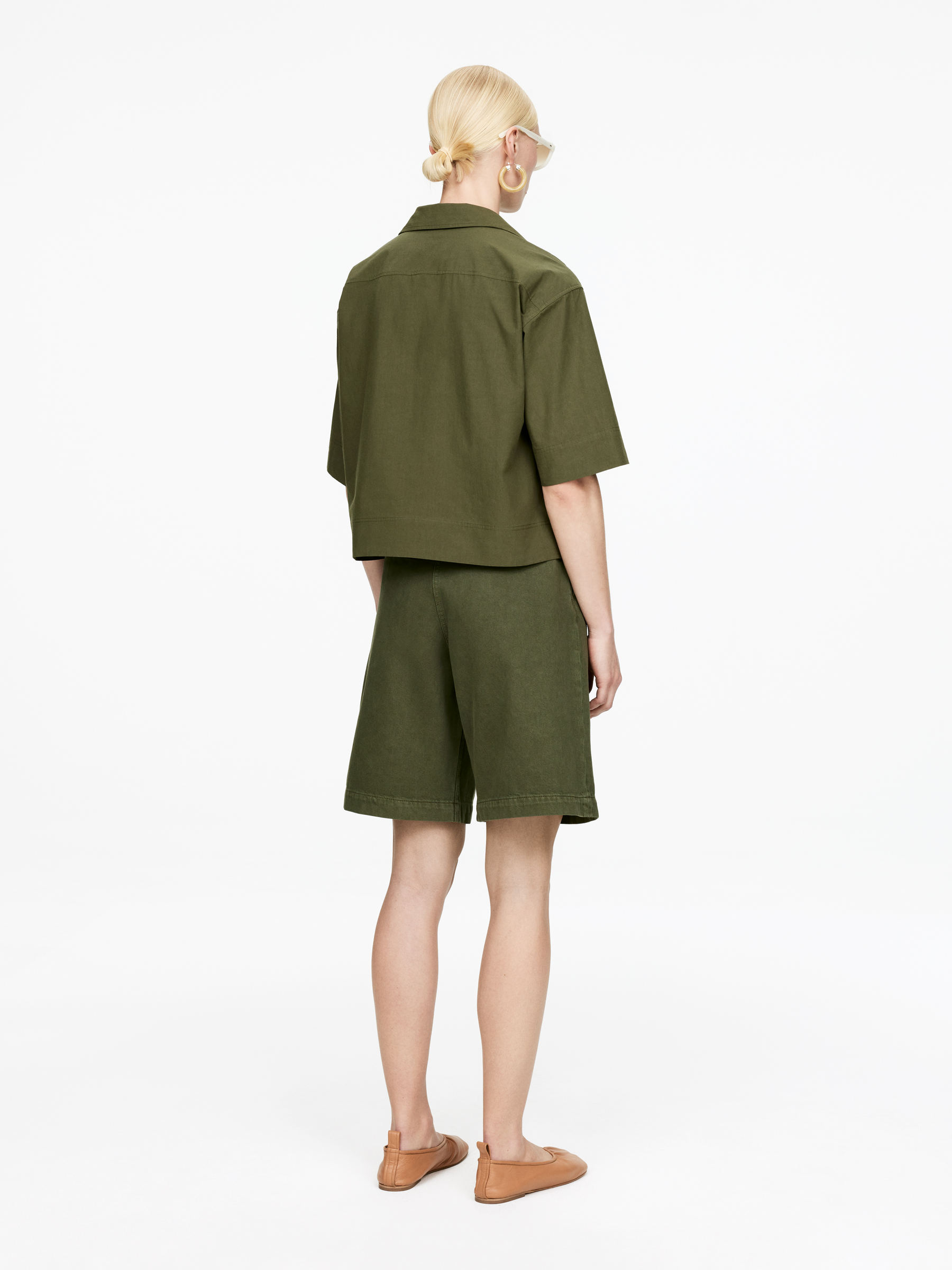 Pleated Shorts - Khaki Green - Relaxed fit - Women - StillMedia/Lookbook - 5