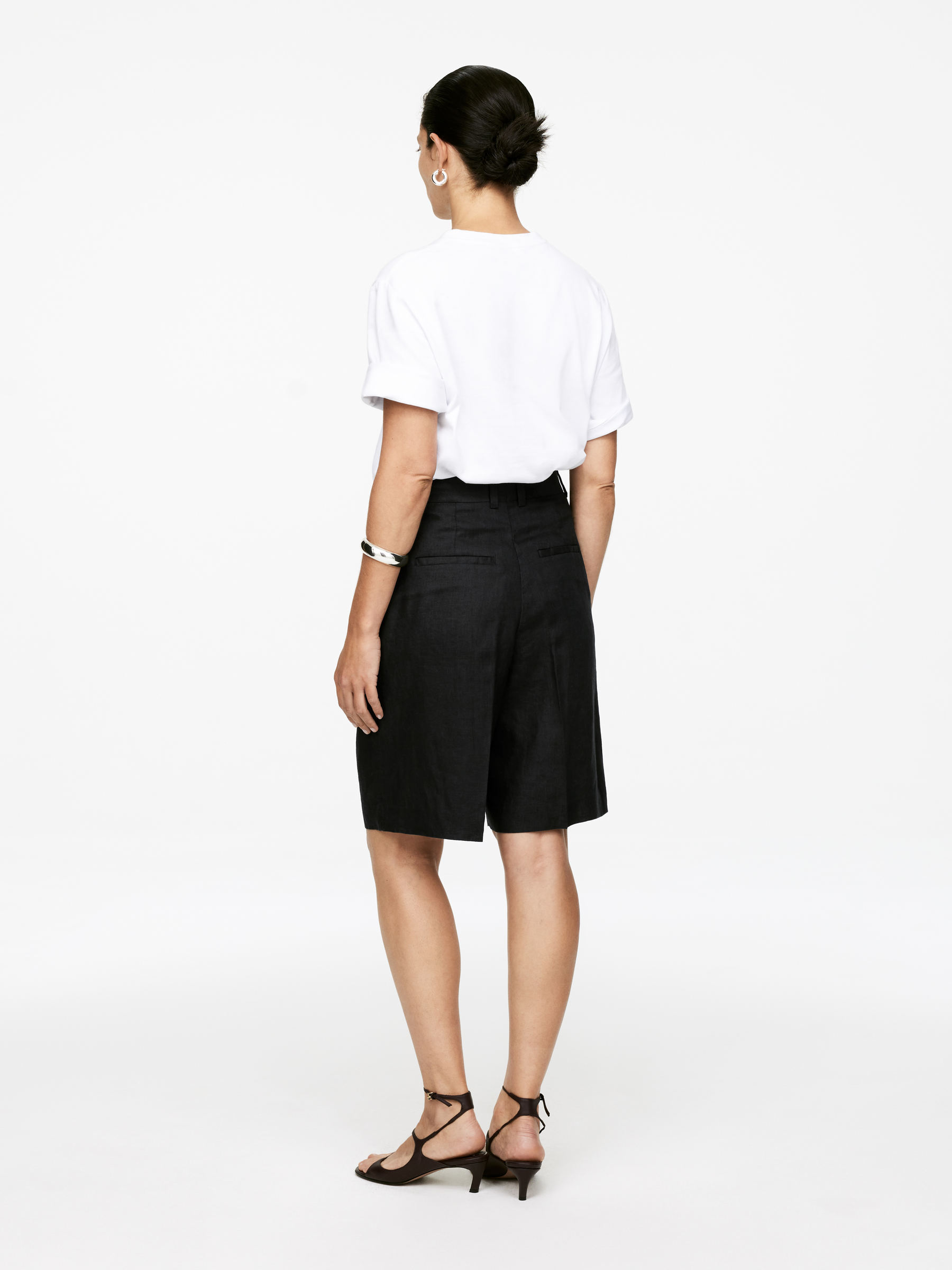 Linen Shorts - Black - Relaxed fit - Women - StillMedia/Lookbook - 3